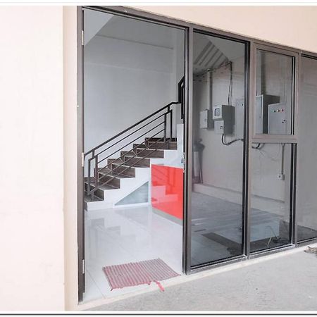 红多兹酒店-近哥打图阿2号 雅加达 外观 照片